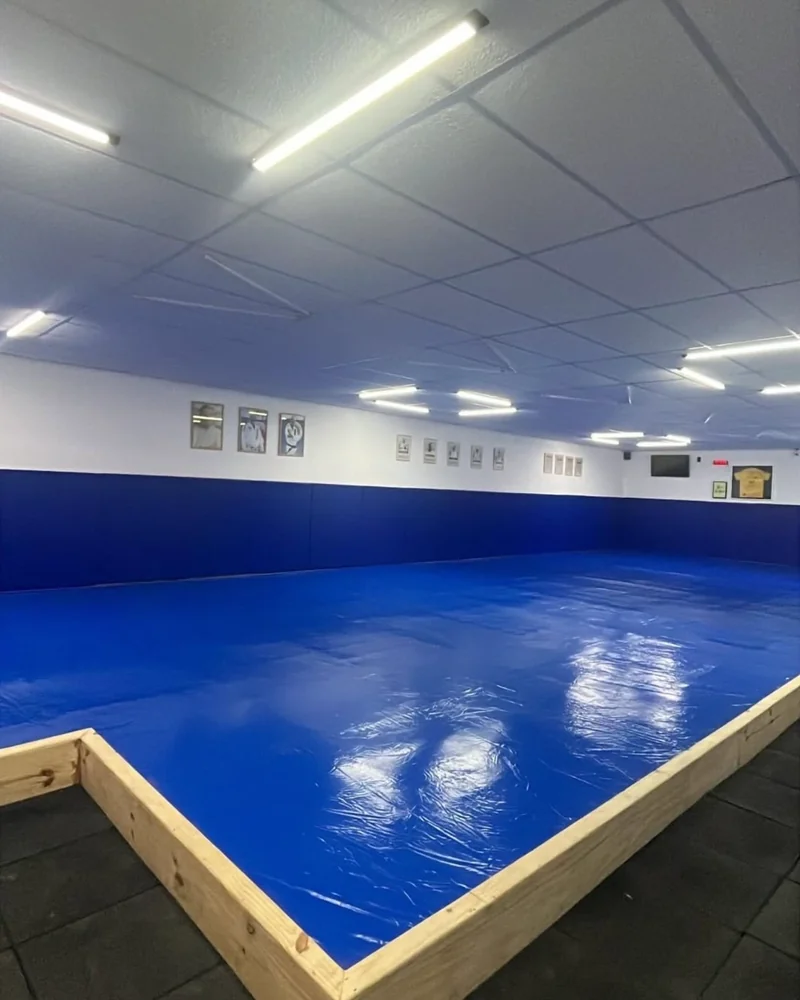 Tatame azul da Prime com teto de luzes e parede acolchoada