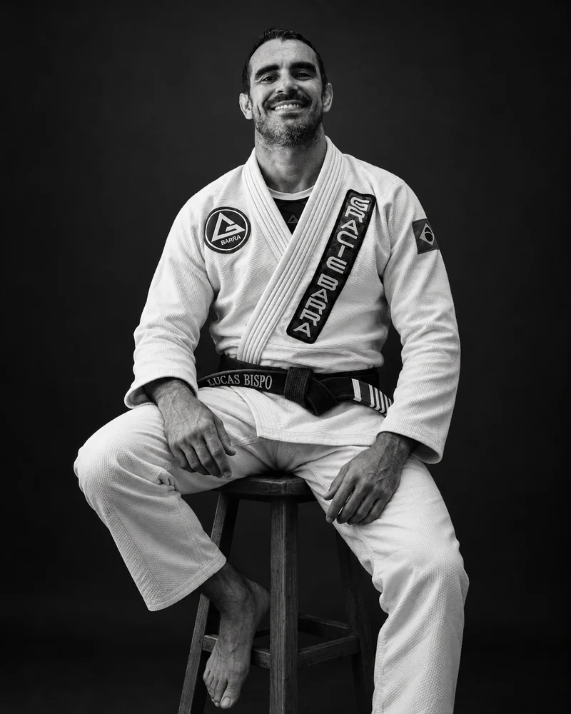 Lucas Bispo sentado no banco, retrato em preto e branco